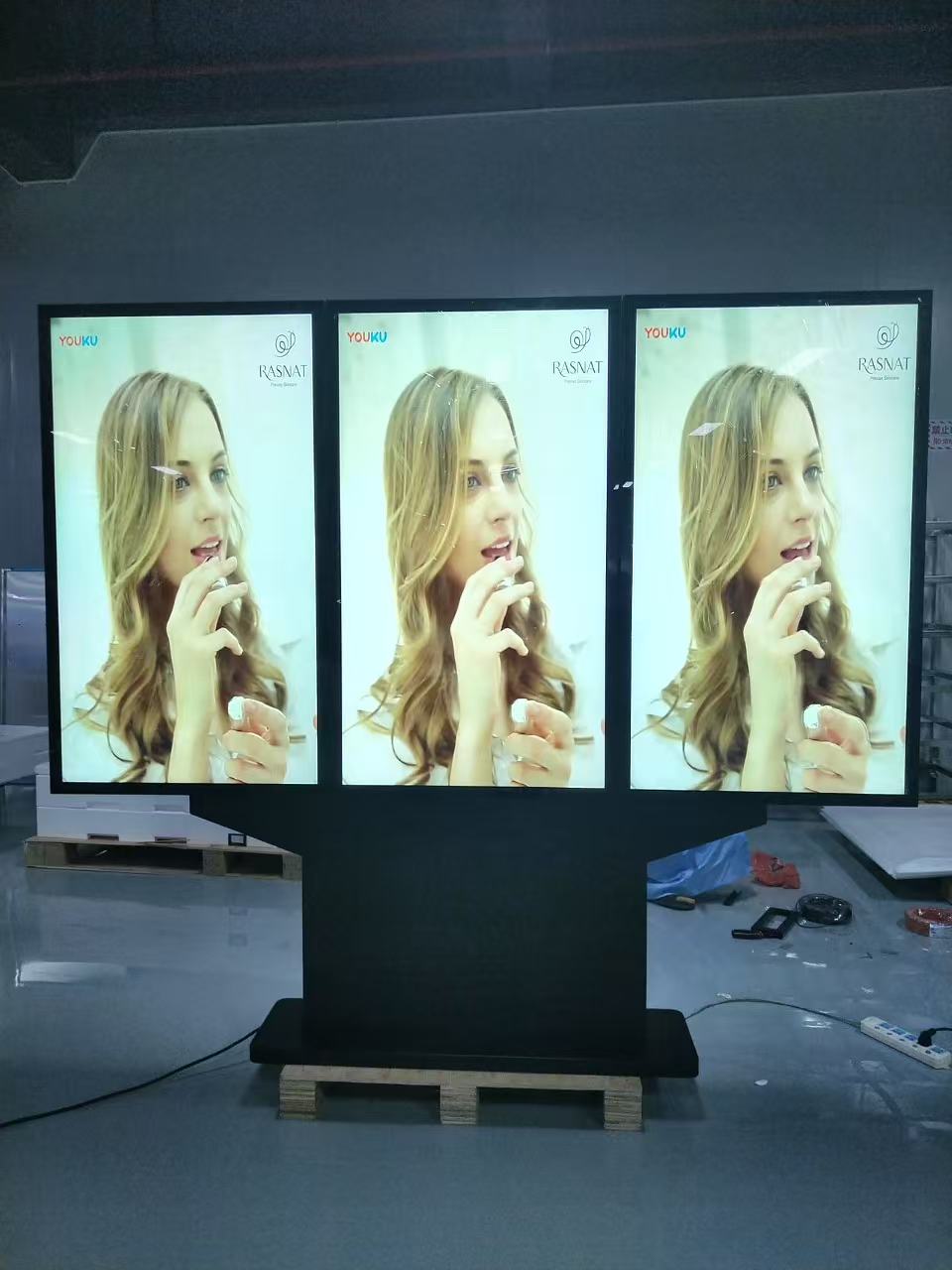 4K 49 55 65 75 بوصة شاشة ثلاثية في الهواء الطلق إعلان إعلاني مشغل IP66 مقاوم للماء